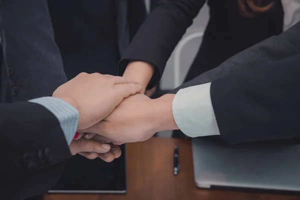 Hombre de negocios uniendo la mano, equipo de negocios tocando las manos juntos —  Fotos de Stock