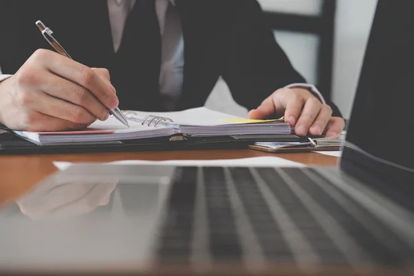 Hombre de negocios escribiendo en papel en el lugar de trabajo. entrepreno masculino joven — Foto de Stock