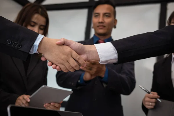 La gente de negocios se da la mano después de terminar la reunión. co wor — Foto de Stock