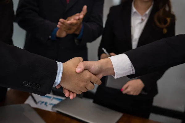 La gente de negocios se da la mano después de terminar la reunión. co wor — Foto de Stock