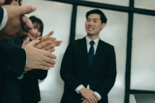 Alegre hombre de negocios aplaudiendo en la conferencia. busine exitoso —  Fotos de Stock