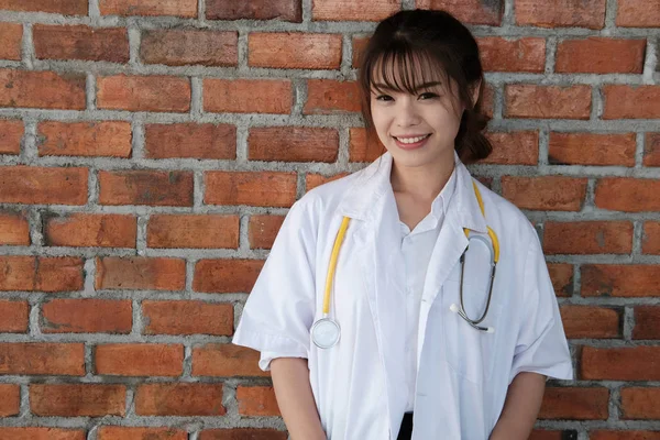 Una joven doctora confiada sonriendo a la cámara. Retrato de m —  Fotos de Stock