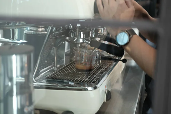 Kávovar stroj pro přípravu čerstvé kávy v kavárně espreso — Stock fotografie