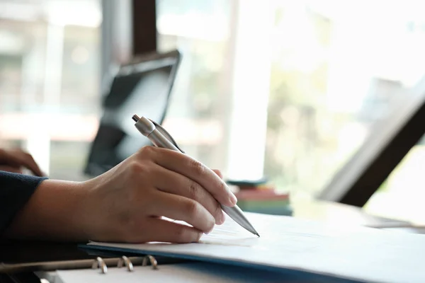 Finans müfettişi muhasebe planı raporunu analiz ediyor. iş kadını