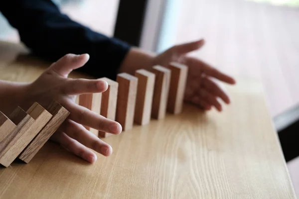 Hand stoppa effekten av domino kontinuerlig störtade. busineeman pr — Stockfoto