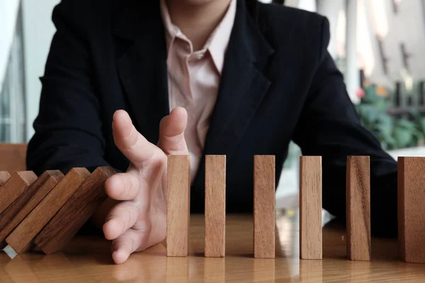 Hand stoppa effekten av domino kontinuerlig störtade. busineeman pr — Stockfoto