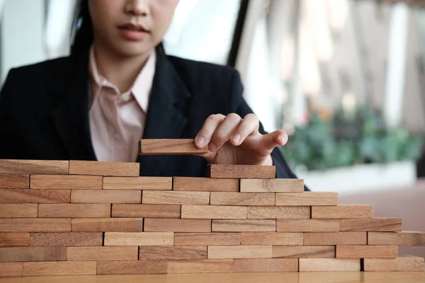 Holzblock von Hand stapeln. Wachstum, Erfolg & Entwicklung im Geschäftsleben — Stockfoto