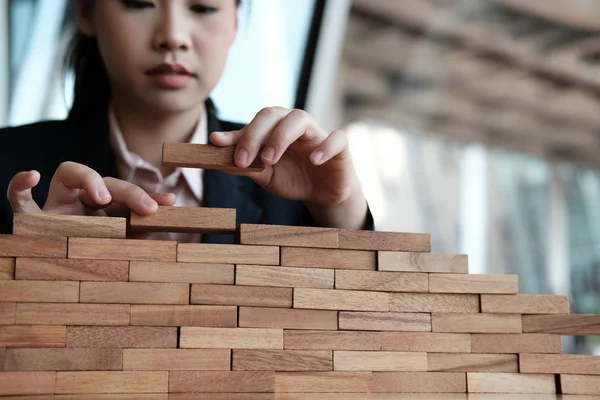 Ручная кладка деревянного блока. рост, успех и развитие бизнеса — стоковое фото