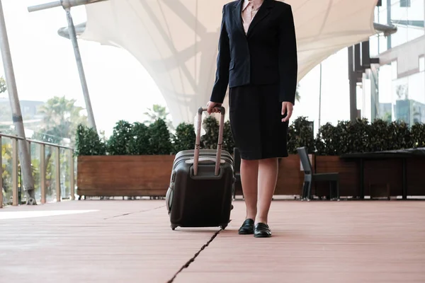 Mulher de negócios a puxar bagagem ao ar livre. mulher transportando bagagem f — Fotografia de Stock