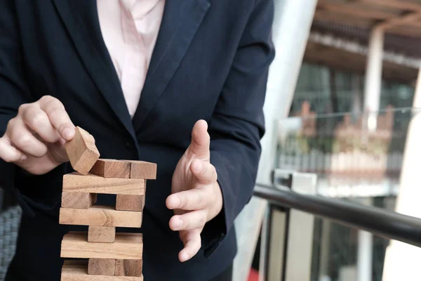 Hand att placera trä block på tornet. tillväxt, risk & strategi i buss — Stockfoto