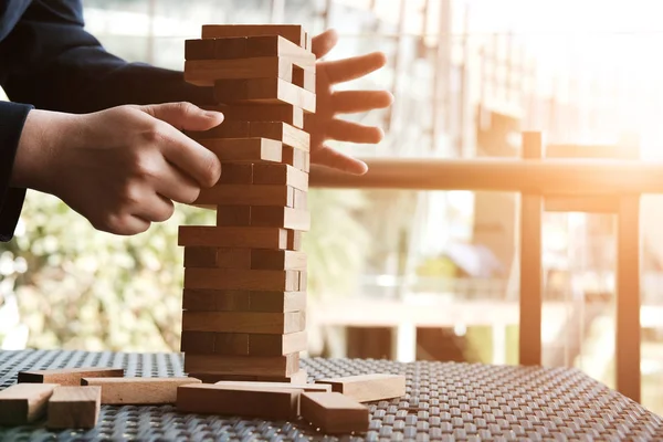 Hand dra ut trä block från tornet. tillväxt, risk & strategi i — Stockfoto