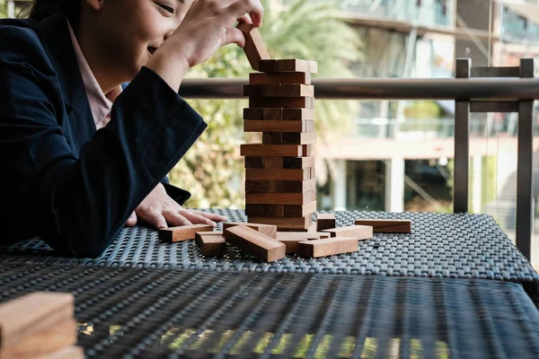 Hand att placera trä block på tornet. tillväxt, risk & strategi i buss — Stockfoto