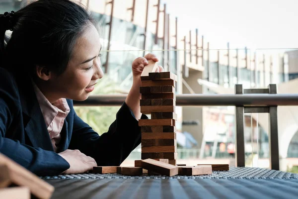 Hand att placera trä block på tornet. tillväxt, risk & strategi i buss — Stockfoto