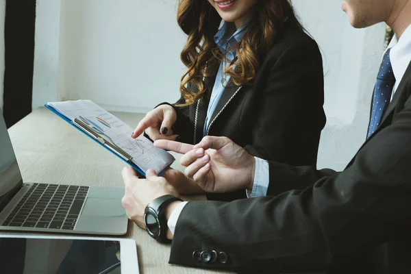 Gente de negocios teniendo una reunión. hombre de negocios & mujer de negocios wo — Foto de Stock