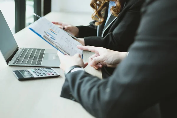 Gente de negocios teniendo una reunión. hombre de negocios & mujer de negocios wo — Foto de Stock