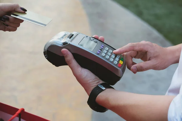 Woman make payment with credit card swipe through terminal. cust — Stock Photo, Image