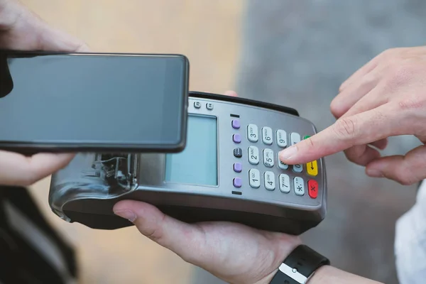 Woman use smartphone to make mobile payment with electronic read — Stock Photo, Image