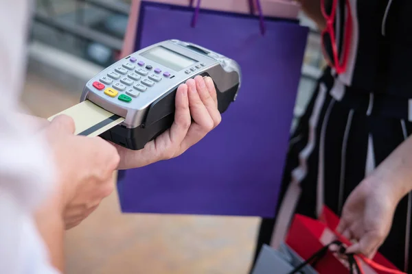 Femme effectuer le paiement par carte de crédit glisser à travers le terminal. cust — Photo