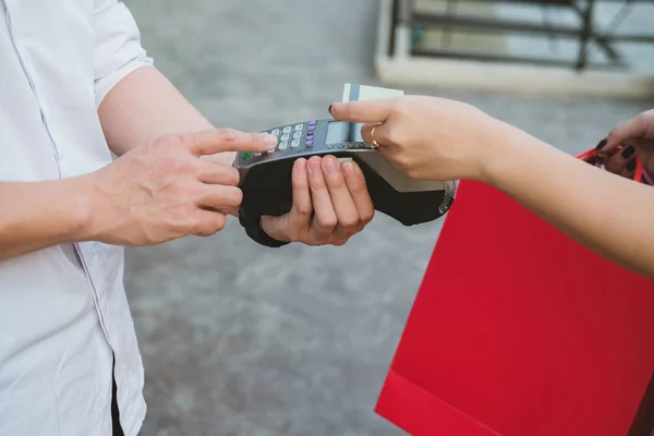 Man make payment with credit card swipe through terminal. custom — Stock Photo, Image
