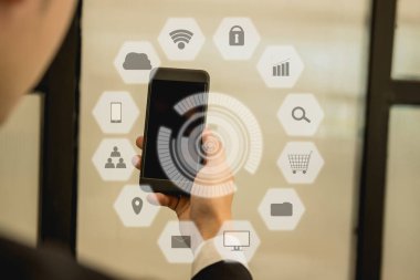 Smartphone holding ve uygulama adam manifatura mesaj kullanarak iş adamı 
