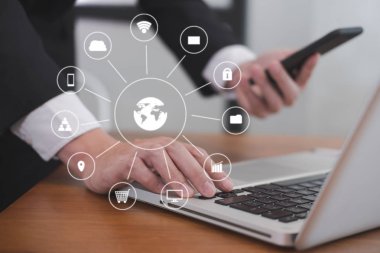 İşadamı akıllı telefondan finansal haritayı analiz eder. Adam onunla çalışıyor.