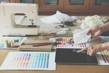 el moda tasarımcısı Studio des ekipman ile çalışma