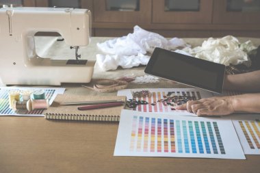 el moda tasarımcısı Studio des ekipman ile çalışma