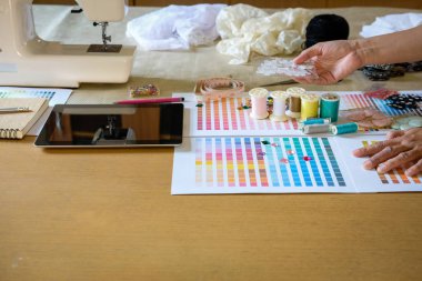 el moda tasarımcısı Studio des ekipman ile çalışma