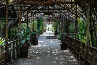 Perspektif Görünümü geçit Park. binada yolu