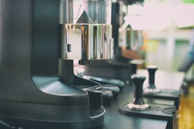 Elektrikli Kahve değirmeni makinede sayaç cafe bar