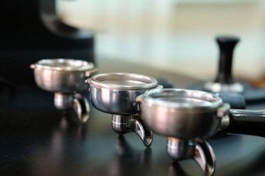 portafilter ve dış müdahale kafe barda sayaç üzerinde. Fo konularındaki espresso