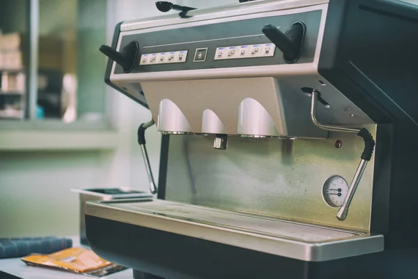 バーのカウンターでエスプレッソを醸造するためのプロのコーヒー マシン — ストック写真