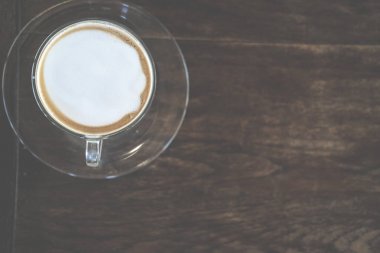 sıcak espresso macchiato kahve cam bardakta süt tepesi ile 