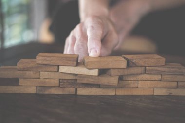 parmak iterek ahşap blok duvar. risk, iş rekabeti