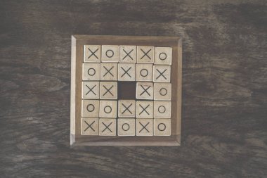 öküz Tic Tac Toe oyunu ahşap blok ahşap masa üzerinde yapılmıştır. Educatio