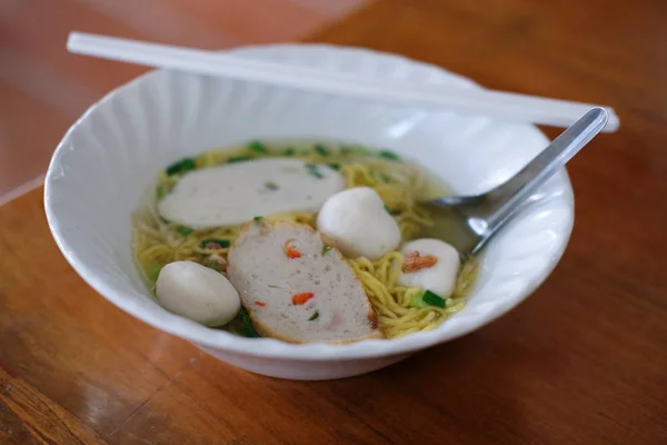 Sopa de fideos de huevo con bola de pescado. comida local tailandesa . —  Fotos de Stock