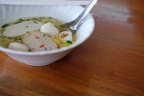 Sopa de fideos de huevo con bola de pescado. comida local tailandesa . — Foto de Stock