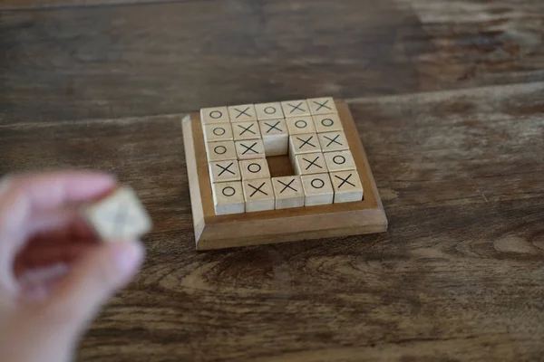 나무 테이블에 나무 블록에 의해 황소 tic-tac-toe 게임. educatio — 스톡 사진