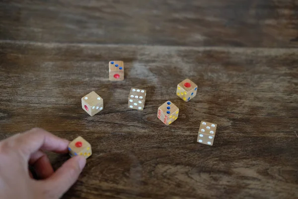 Dados de madera. concepto de esperanza, suerte y ocio. juegos de azar, riesgo, ch —  Fotos de Stock