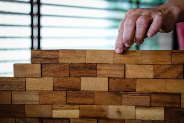 Holzblock von Hand stapeln. Wachstum, Erfolg & Entwicklung im Geschäftsleben — Stockfoto