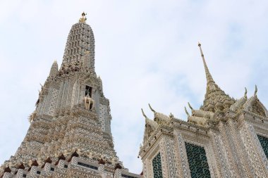 Budist pagoda sırlı porselen karo ve deniz kabuğu ile kaplı