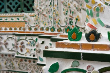 Budist pagoda sırlı porselen karo ve deniz kabuğu ile kaplı