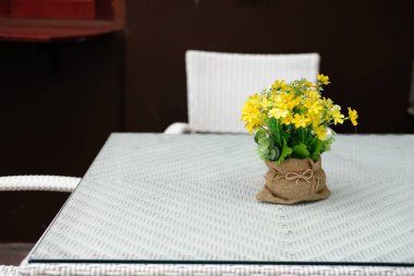 evin terasında beyaz masa. verandada hasır Rattan Sandalye