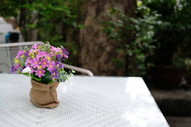 evin terasında beyaz masa. verandada hasır Rattan Sandalye ne