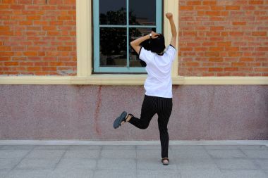 arka ile sevinç açık havada atlama kadının.