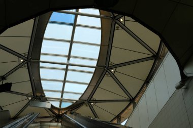 yürüyen merdiven Mrt metro tren istasyonunda Bangkok, Tayland