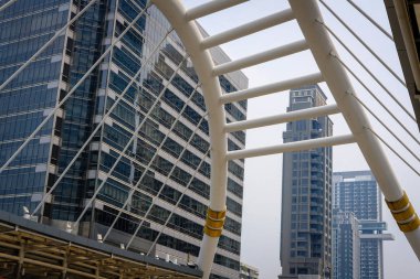 Cityscape modern ofis binası ve Chong Bangkok'un stat köprüsünde