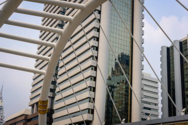 Cityscape modern ofis binası ve Chong Bangkok'un stat köprüsünde