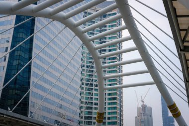 Cityscape modern ofis binası ve Chong Bangkok'un stat köprüsünde