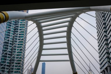 Cityscape modern ofis binası ve Chong Bangkok'un stat köprüsünde